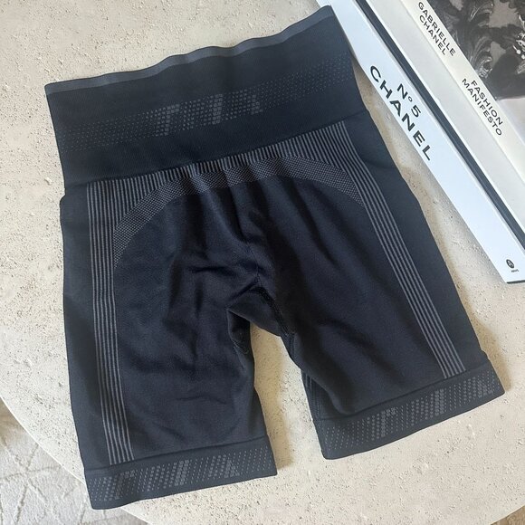 Aritzia TNA Women's Ventura High Rise Seamless Biker Shorts in Dark Grey Size XS - Picture 3 of 8